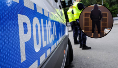 Fragment radiowozu policyjnego z napisem POLICJA, w tle policjanci, wklejone zdjęcie postaci w kapturze.