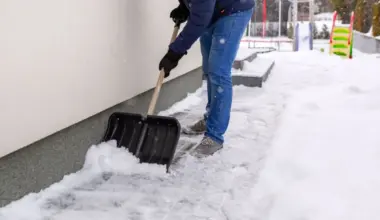 Przepisy o odśnieżaniu chodników do pilnej nowelizacji. Praca za darmo albo płatność do gminy