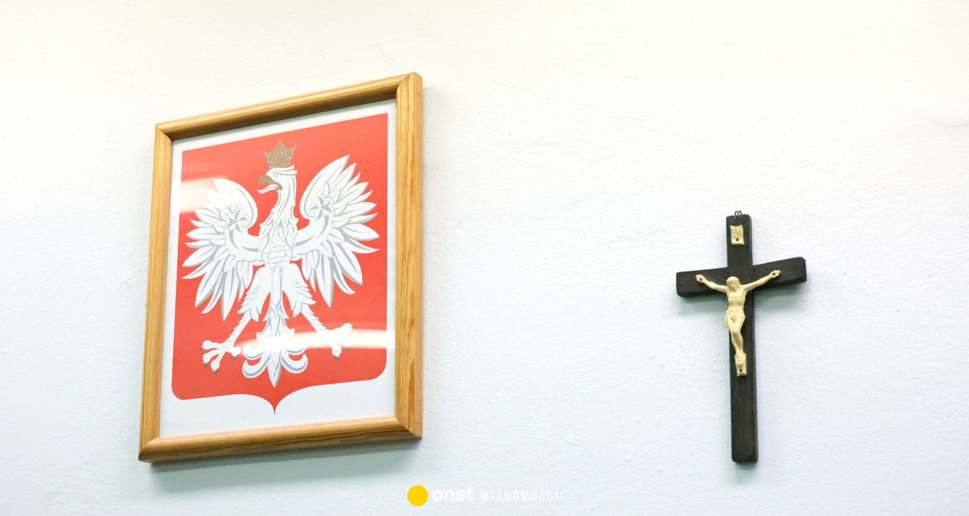 Awantura o krzyż. Nauczycielka miała wyrzucić go do śmietnika. Jest reakcja wójta