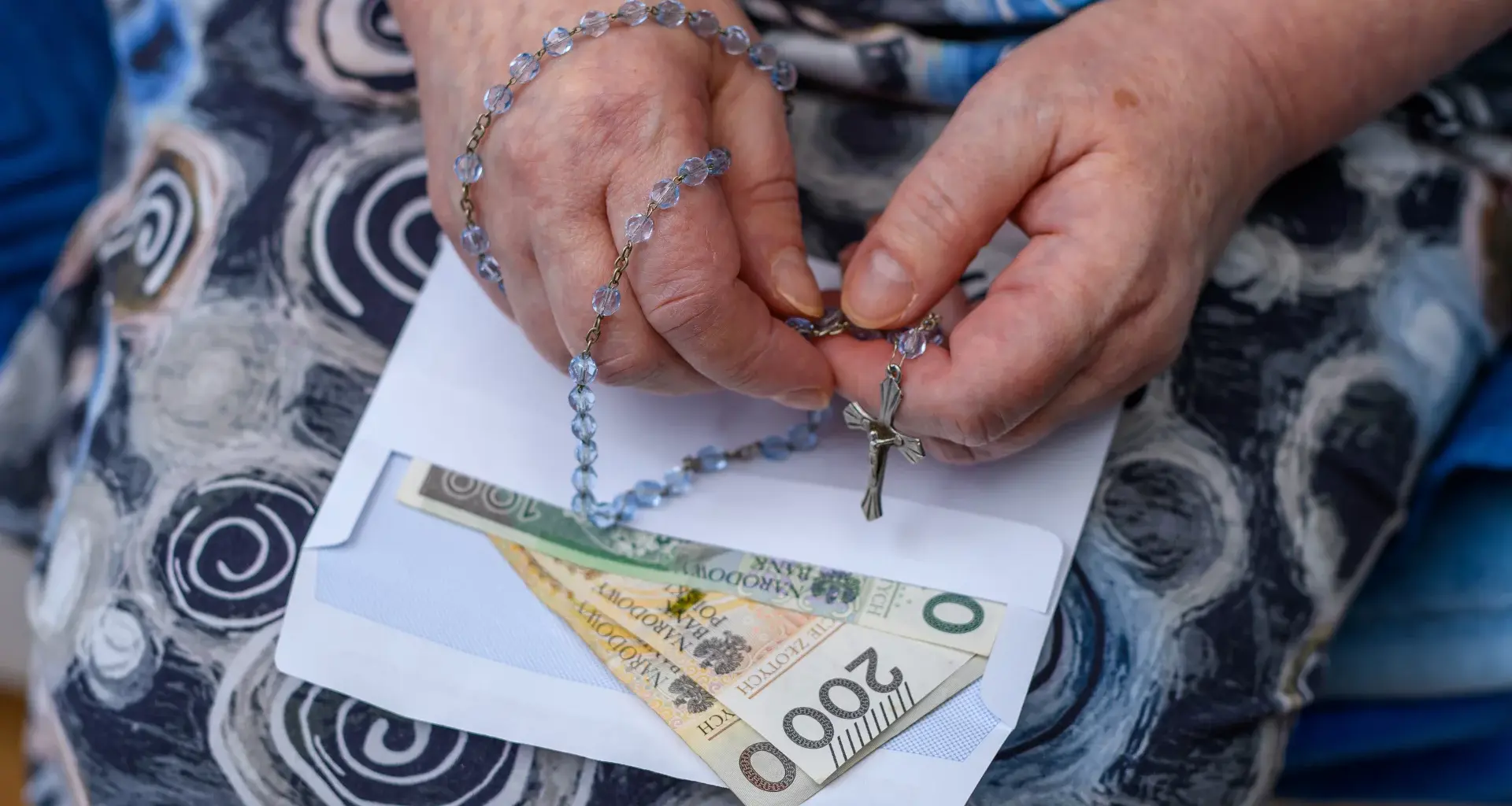 Ile trzeba dać księdzu na kolędzie? W 2026 roku tyle wynosi "co łaska" - naTemat.pl