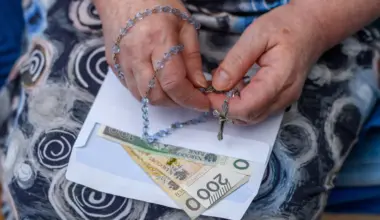 Ile trzeba dać księdzu na kolędzie? W 2026 roku tyle wynosi "co łaska" - naTemat.pl