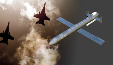 Trzy myśliwce i dron bojowy w locie.