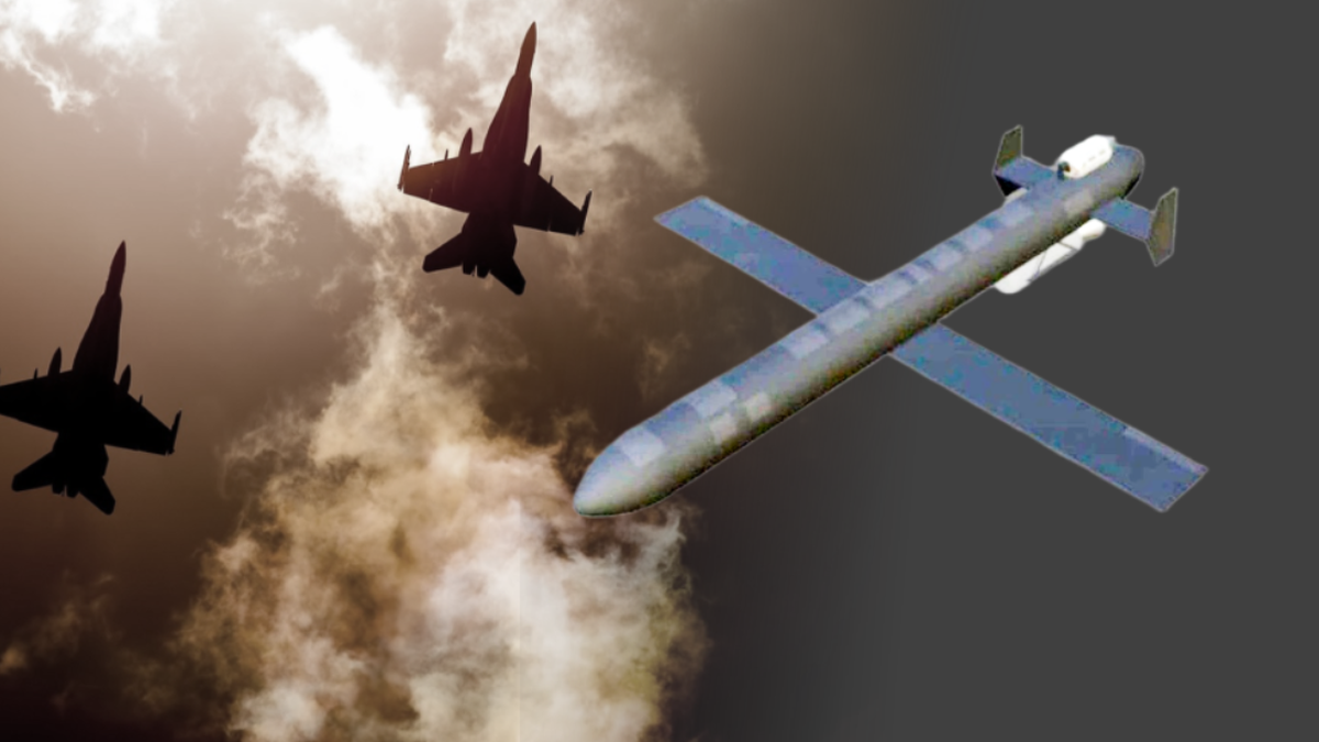 Trzy myśliwce i dron bojowy w locie.