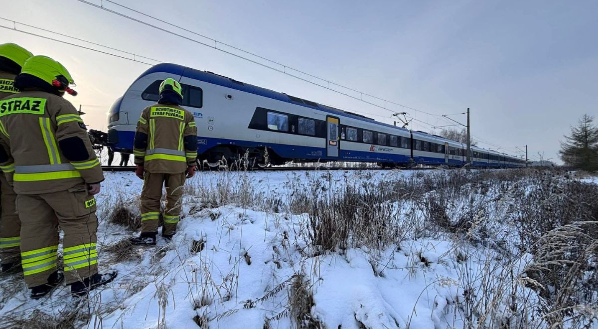 Służby na miejscu zdarzenia w woj. łódzkim (Fot. OSP Koluszki)