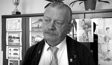 Sylwiusz Jakubowski, w&oacute;jt Żelazkowa, w garniturze.