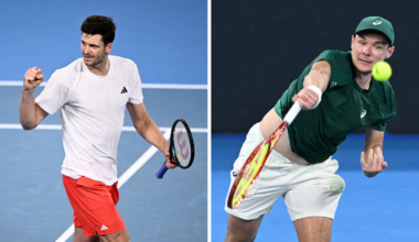 Dw&oacute;ch tenisist&oacute;w na korcie tenisowym, po lewej zawodnik świętujący punkt, po prawej wykonujący uderzenie.