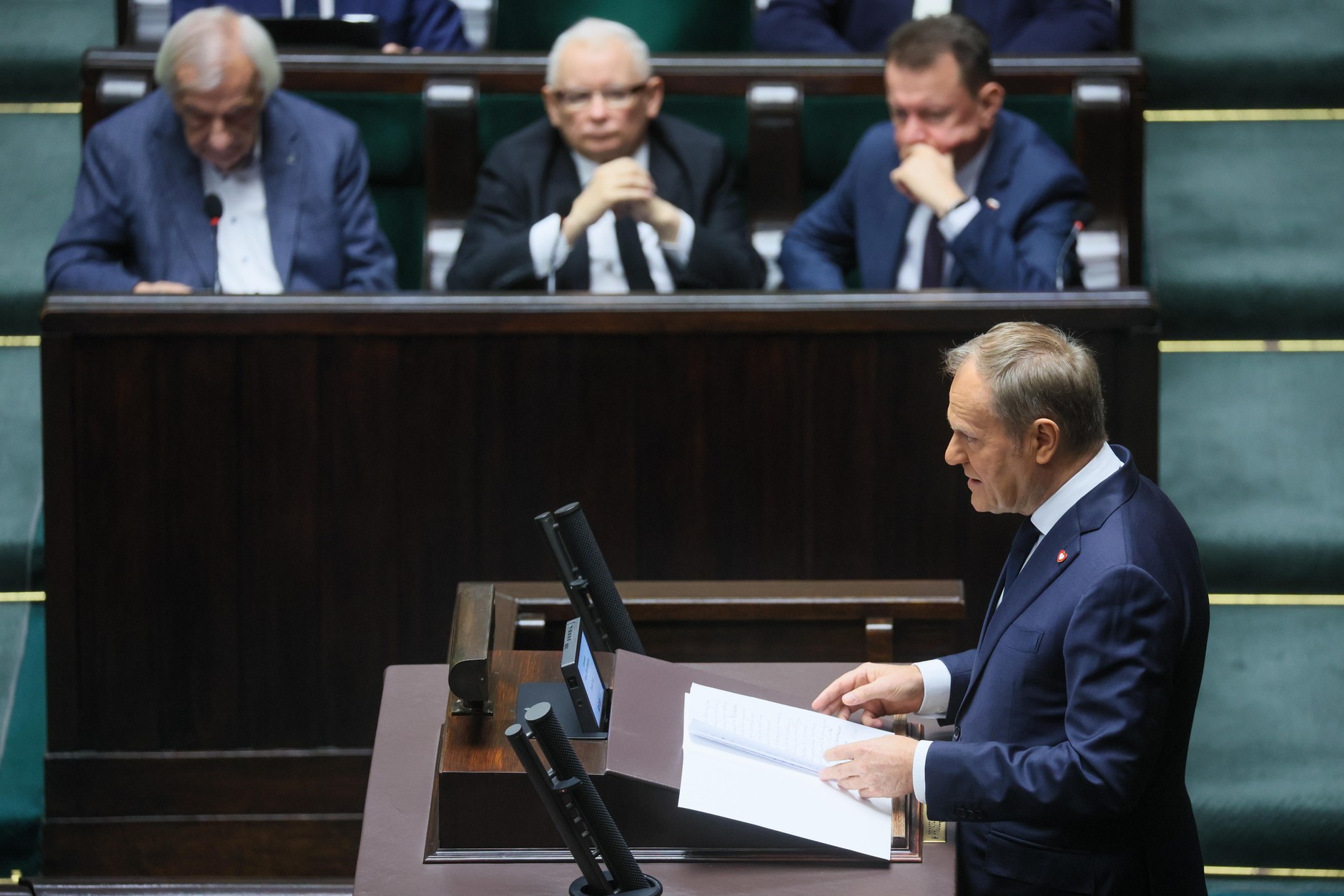 Premier Donald Tusk (na pierwszym planie) i prezes PiS Jarosław Kaczyński (na drugim planie) w Sejmie (2025 r.)