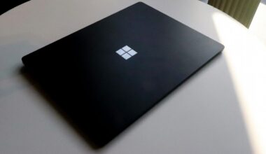 Użytkownik komputera chce skonfigurować system Windows 11, gdy pojawia się asystent AI i podaje wskazówki, które są nieaktualne od czasów systemu Windows Vista