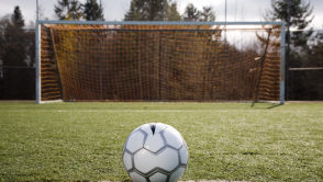 Piłkarskie wyzwanie na TikToku. Śmiejemy się, aż ktoś naprawdę nie wstanie