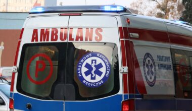 Groźny wypadek w Warszawie. Samochód uderzył w pieszych - Onet