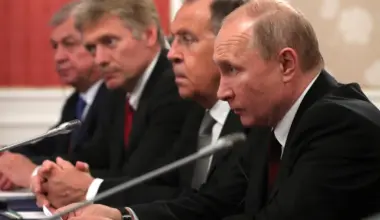 Prezydent Rosji Władimir Putin, szef rosyjskiego MSZ Siergiej Ławrow i rzecznik Kremla Dmitrij Pieskow