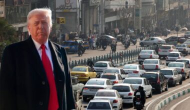 Donald Trump stoi na pierwszym planie, w tle ruchliwe miasto z samochodami.