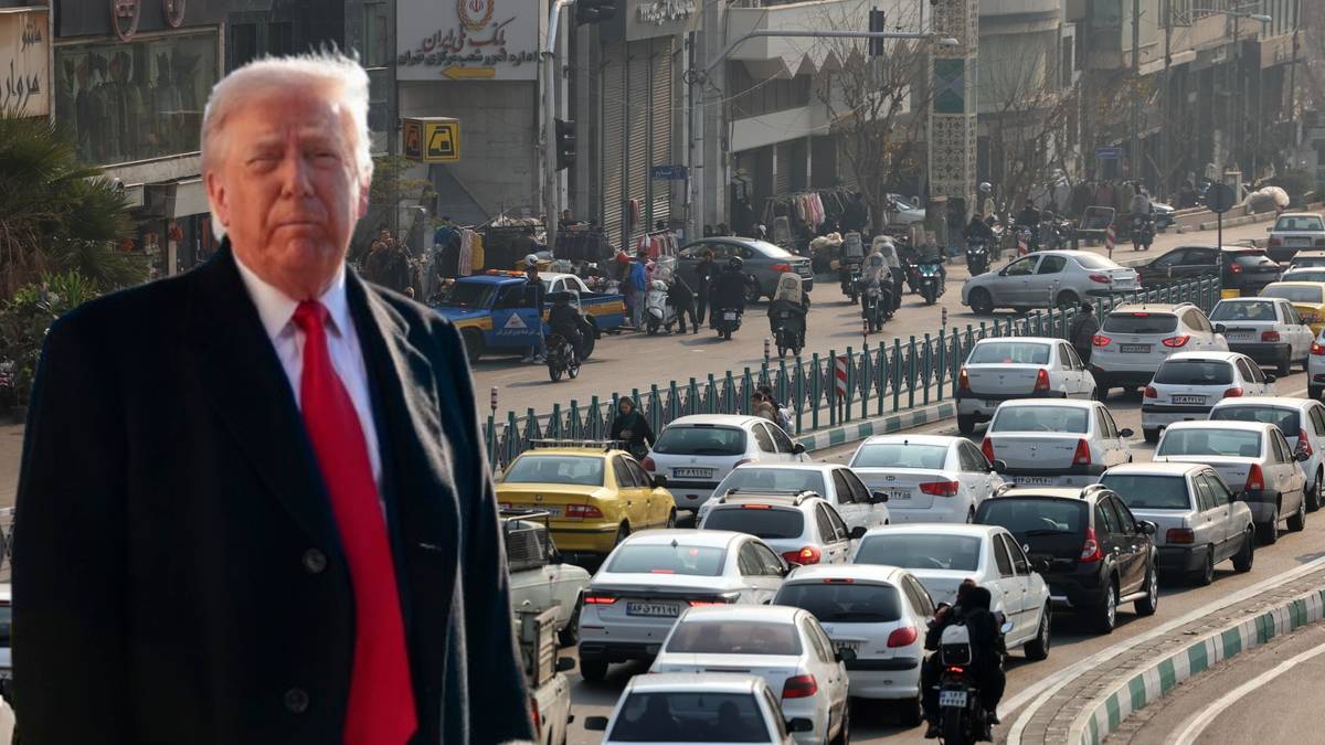 Donald Trump stoi na pierwszym planie, w tle ruchliwe miasto z samochodami.