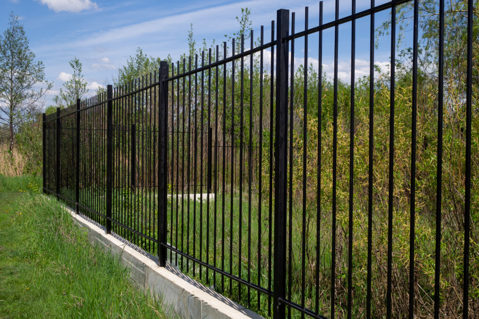 Nowe przepisy w 2026 roku. Koniec takich płotów na posesji