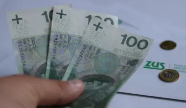 Skończyłeś 75 lat? O taką kwotę może wzrosnąć Twoja emerytura. Pieniądze z ZUS bez wniosku