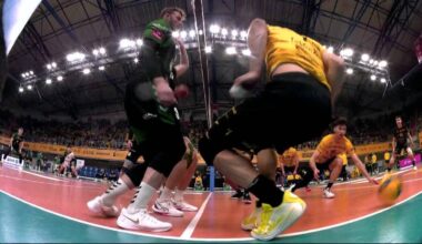 Siatkarze w akcji podczas meczu w hali sportowej.