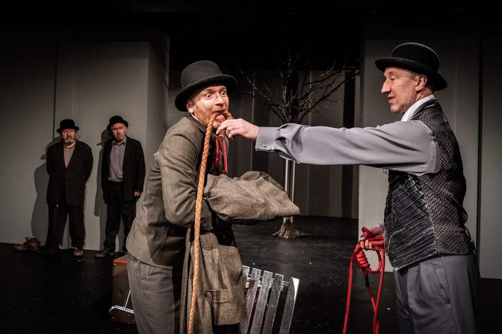 Mariusz Benoit (Estragon), Jerzy Radziwiłowicz (Vladimir), Bartłomiej Bobrowski (Lucky), Cezary Kosiński (Pozzo). Fot. Marta Ankiersztejn 