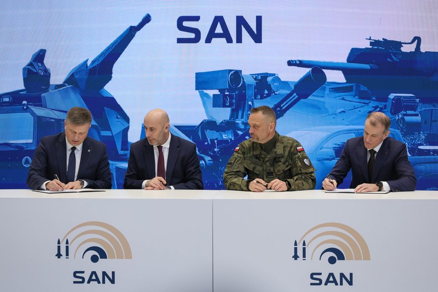 Od lewej:  pierwszy wiceprezes zarządu PGZ Arkadiusz Bąk, prezes PGZ Adam Leszkiewicz, pełnomocnik szefa MON do spraw Budowy Systemu Zintegrowanej Obrony Przeciwlotniczej i Przeciwrakietowej gen. bryg. Michał Marciniak i prezes Kongsberg Defence & Aerospace AS Eirik Lie 