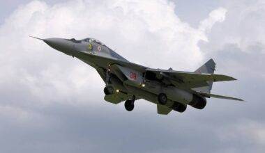 Szary myśliwiec w locie, widok z boku.