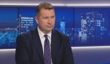 Dr Wojciech Szewko w studiu telewizyjnym.