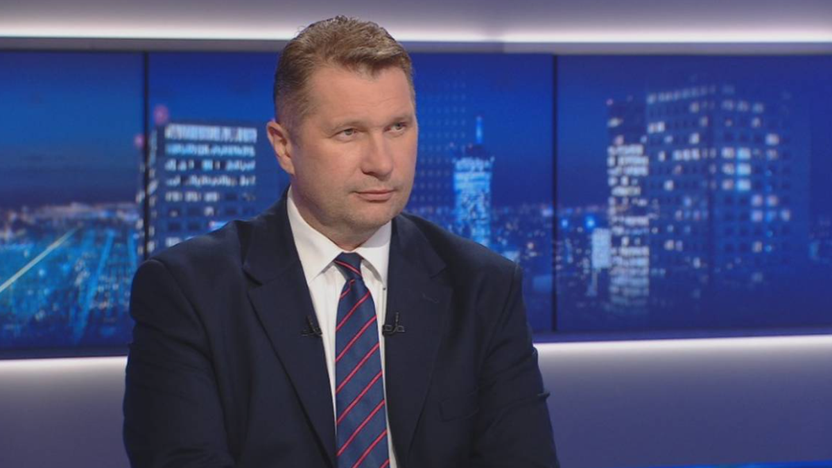 Dr Wojciech Szewko w studiu telewizyjnym.