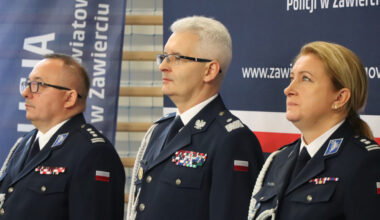 Komendant Powiatowy Policji w Zawierciu po ponad 32 latach służby żegna się z policyjnym mundurem - Wiadomości