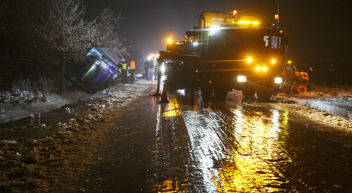 Drogi zamienią się w lodowisko. Meteorolodzy: prawie cała Polska zagrożona - Polska