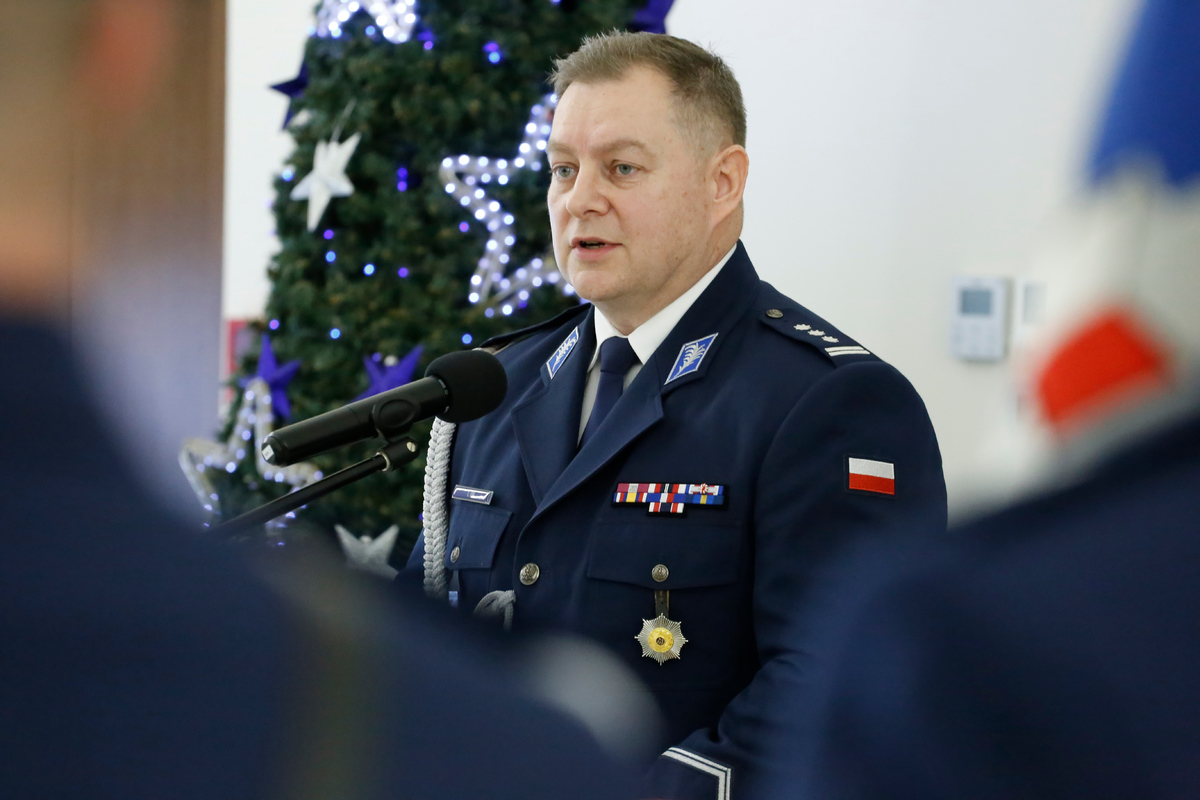 Inspektro Tomasz Gil przemawia do zgromadzonych gości.