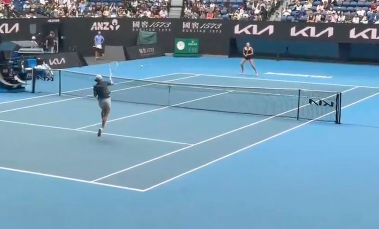 Trening jak mecz. Świątek i Sabalenka przyciągnęły uwagę kibiców