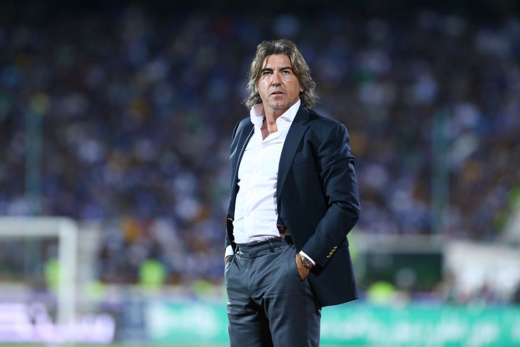 Problemy byłego trenera Legii. Musiał schronić się w ambasadzie