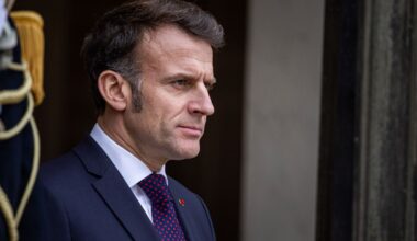 Robi się gorąco. Macron nie chce siedzieć koło niego na otwarciu