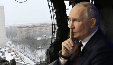 Władimir Putin, w tle zniszczony blok mieszkalny w Kijowie, 9 stycznia 2026 r.