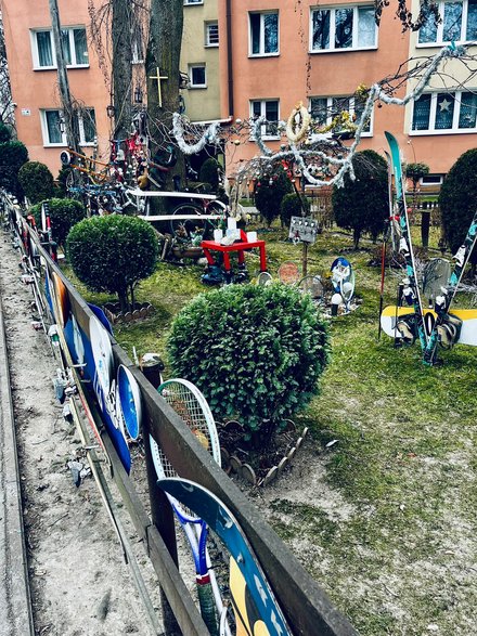 Ogródek można oglądać zaraz przy rzece Białucha na wysokości ulicy Celarowskiej