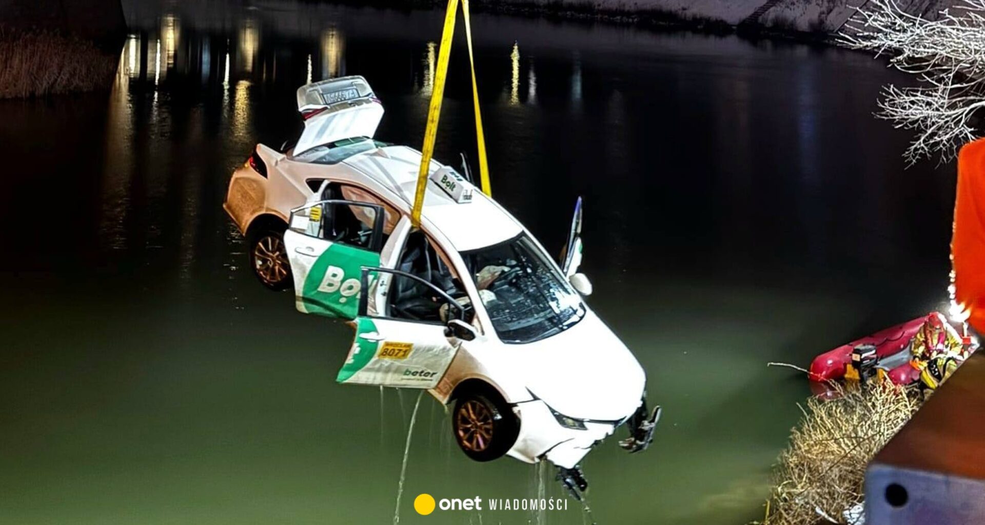 Groźny wypadek we Wrocławiu. Taksówka na aplikację wpadła do Odry