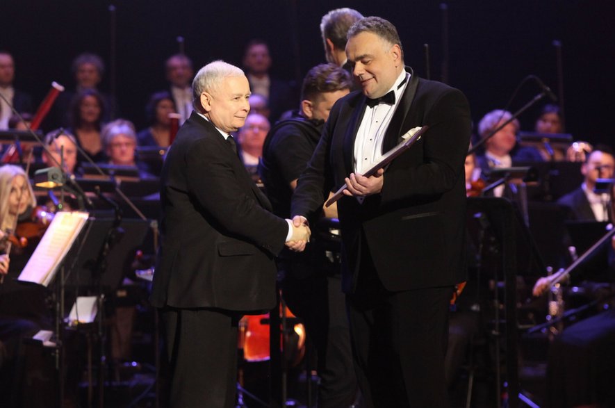 Prezes PiS Jarosław Kaczyński i kierujący TV Republika Tomasz Sakiewicz na obchodach "Gazety Polskiej" w 2018 r. 