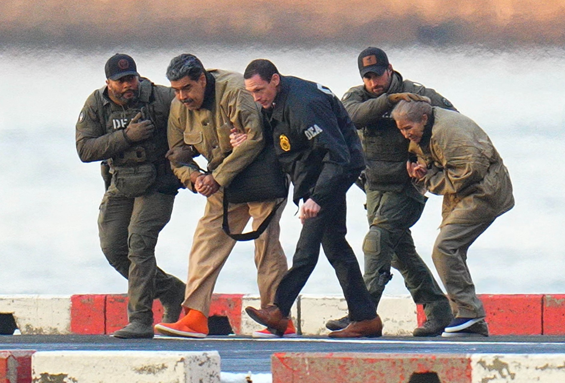 Nicolas Maduro i jego żona Cilia Flores eskortowani przez agentów federalnych, Nowy Jork, 5 stycznia 2026 r. 