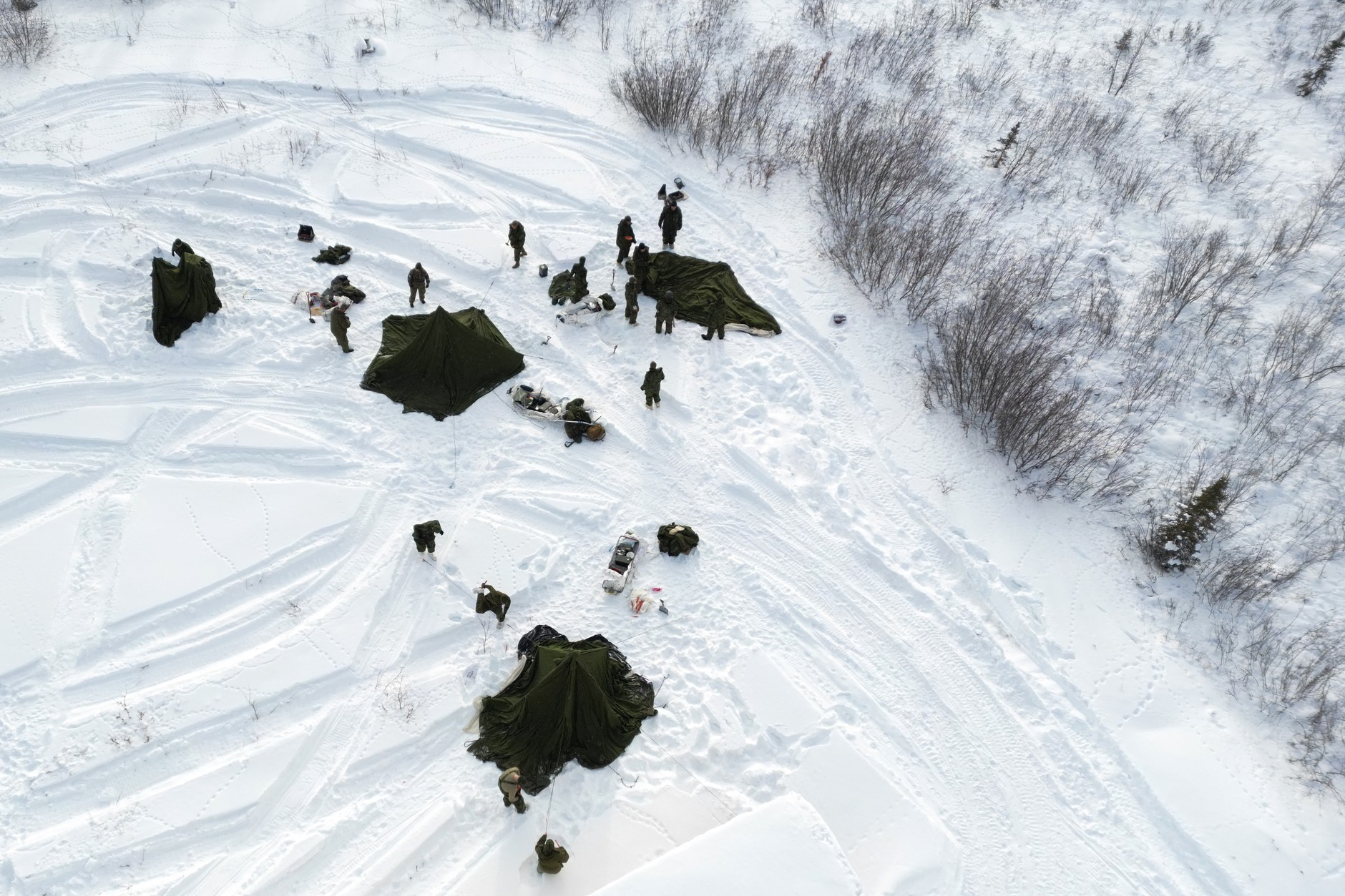 Ćwiczenia kanadyjskich żołnierzy w Arktyce, Inuvik, 2 marca 2025 r.