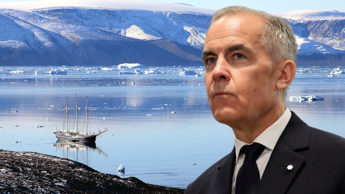 Mężczyzna w garniturze na tle lodowatego krajobrazu z żaglowcem na wodzie.