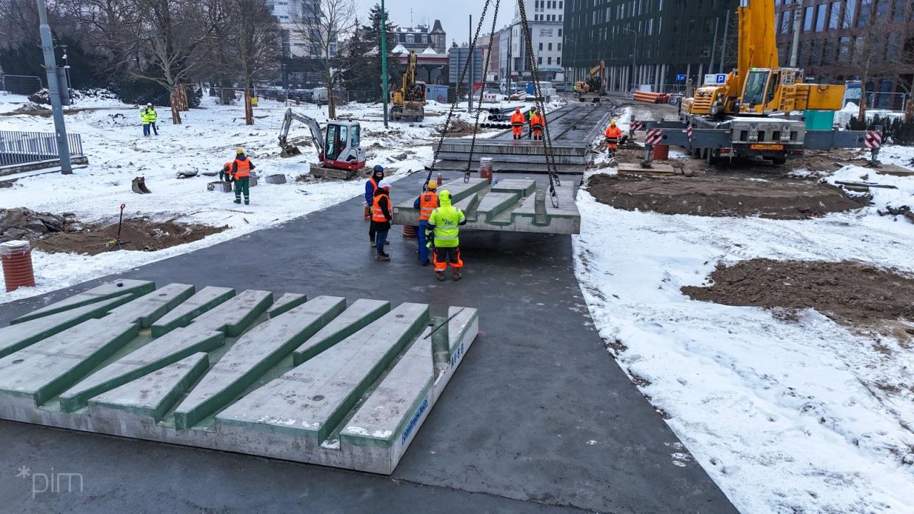 Miasto pochwaliło się nowatorskim rozjazdem tramwajowym na węźle Wierzbięcice. W sieci komentarze, że to może być bubel. Mamy stanowisko producenta