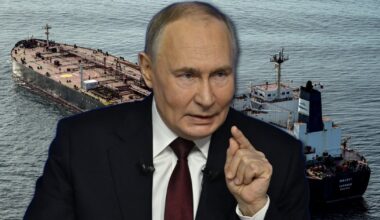 Władimir Putin. W tle tankowiec Boracay należący do rosyjskiej floty cieni u wybrzeży zachodniej Francji, 1 października 2025 r.