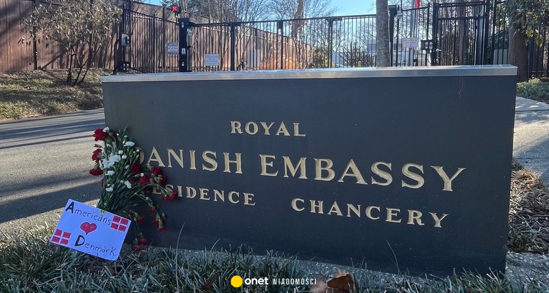 Donald Trump walczy o Grenlandię. Wymowny napis przed ambasadą Danii w USA