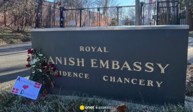 Donald Trump walczy o Grenlandię. Wymowny napis przed ambasadą Danii w USA