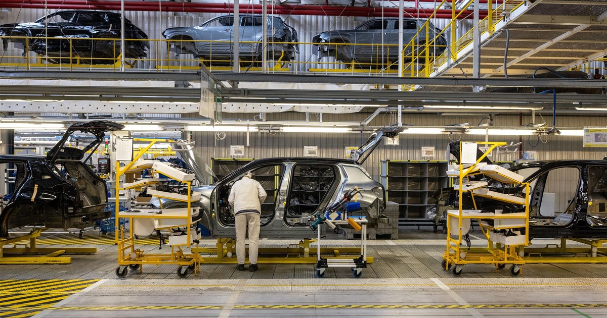 Fabryka Stellantis zwalnia. Setki osób może stracić pracę. Mówią o "strachu"