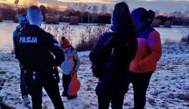 ojciec pozwolił dzieciom bawić się na lodzie. Interweniowała policja