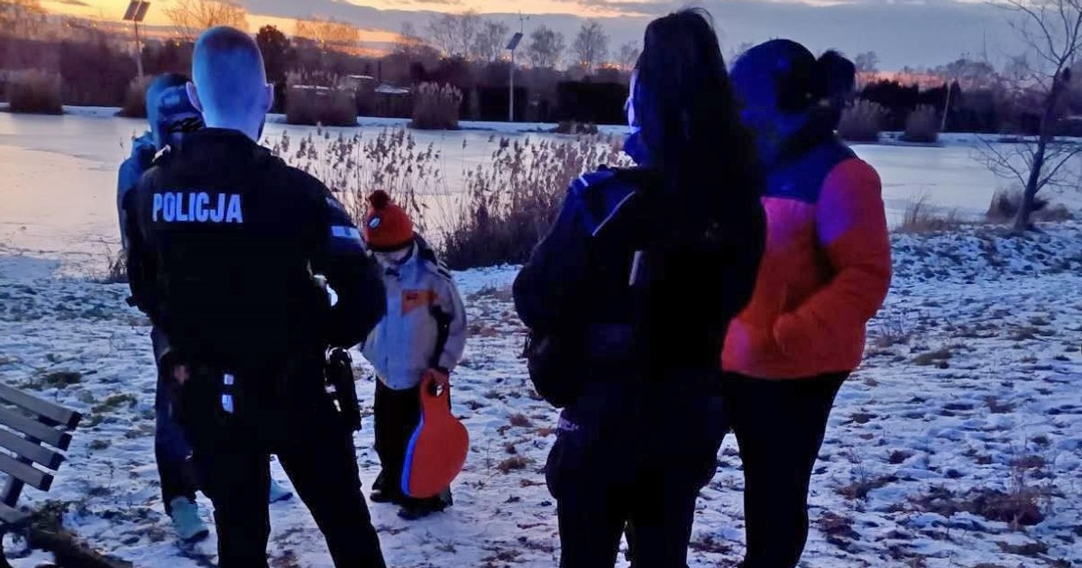 ojciec pozwolił dzieciom bawić się na lodzie. Interweniowała policja