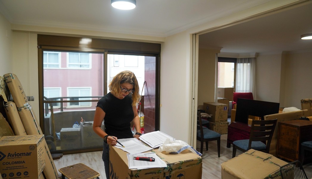 Mira Ibrisimowicz wprowadzająca się do nowego mieszkania w Walencji w Hiszpanii