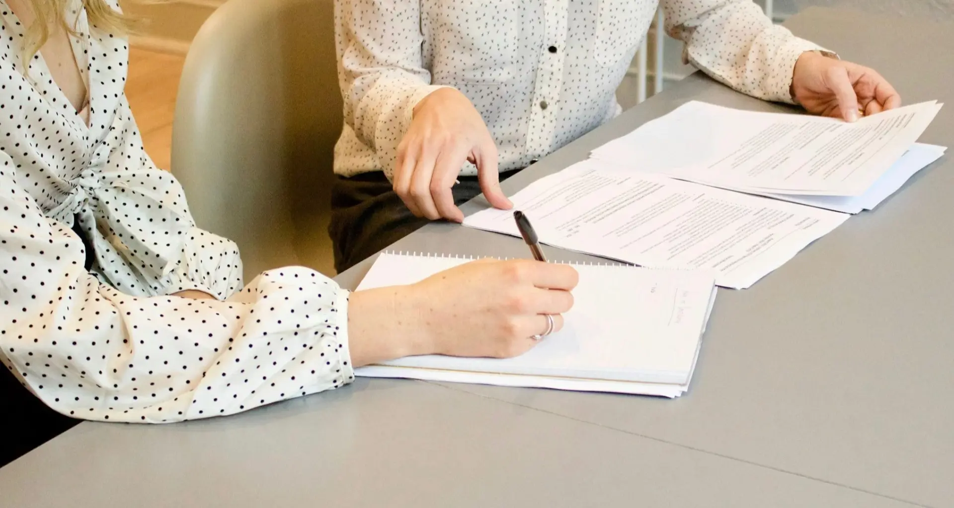 Podpisanie umowy, zdjęcie ilustracyjne