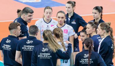 Siatkarki Chemika Police i ich sztab szkoleniowy otoczeni w k&oacute;łku podczas przerwy w meczu.