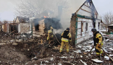 Strażacy gaszą pożar zniszczonego domu po ataku.