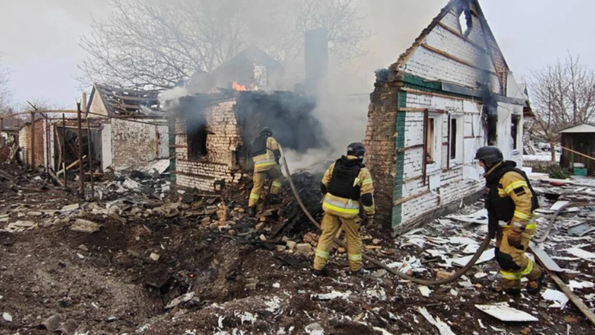Strażacy gaszą pożar zniszczonego domu po ataku.